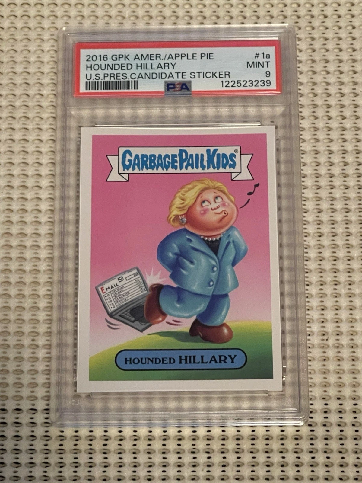 2016 Topps Garbage Pail Kids Presidential Candidates-Iowa Caucus #1a Hounded Hillary front